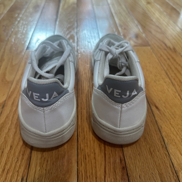 Veja V 10 Leather Sneaker - Picture 4 of 6